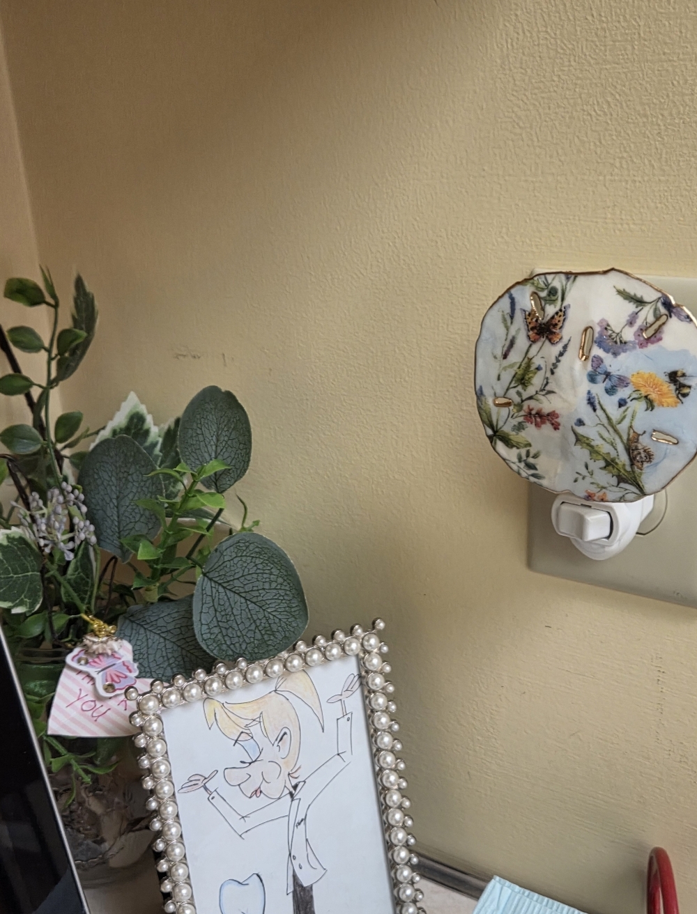 Handcrafted Natural Nite Light In Floral Butterfly Design - Picture 2 of 2